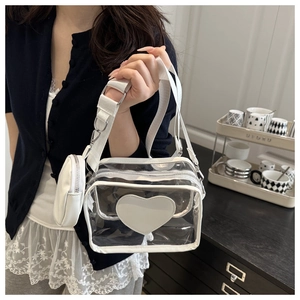 Dettaglio della borsa a tracolla in PVC trasparente con cuore bianco e mini borsellino