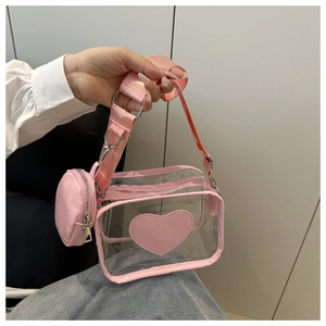 Dettaglio borsa a tracolla in PVC trasparente con cuore rosa e portamonete rotondo