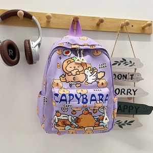 Detail van lichtpaarse rugzak met Capybara-cartoons, ritsvakken en zijvakken voor drinkfles