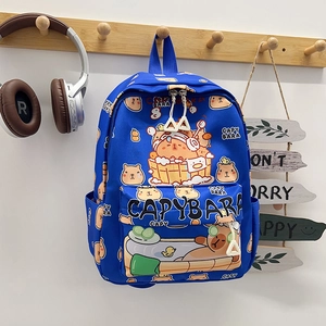 Detail van de donkerblauwe Capybara-rugzak met schattige cartoonprints en ritszakken