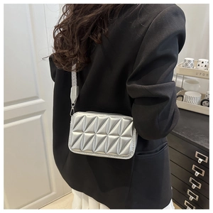 Borsa a tracolla rettangolare argento con trapuntatura geometrica e tracolla larga