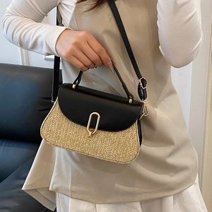 Sac bandoulière tissé chic avec patchwork en cuir noir et boucle dorée élégante