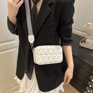 Borsa a tracolla trapuntata bianca con ampia tracolla a righe bianche e nere alla moda