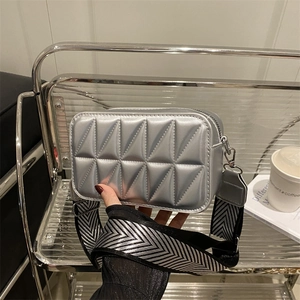Borsa a tracolla argento con trapuntatura geometrica e tracolla larga da donna