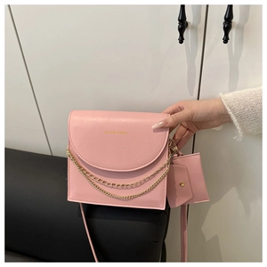 Rosafarbene PU-Leder Schultertasche mit Goldkette und passendem kleinem Beutel-Detail