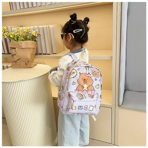 Dettaglio zaino viola per bambini con stampa di capibara e lettere decorative Luck