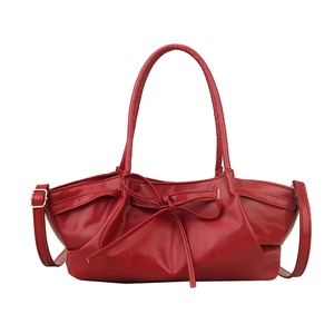 Sac à main rouge vif en cuir avec nœud décoratif et bandoulière réglable