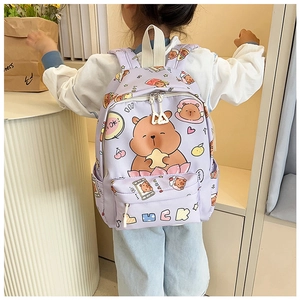 Dettaglio dello zaino viola chiaro con stampe capybara e scritta luck per bambini