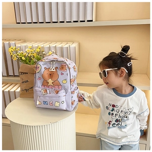 Dettaglio dello zaino bimbi lilla con logo Luck e tasca laterale in rete a maglia
