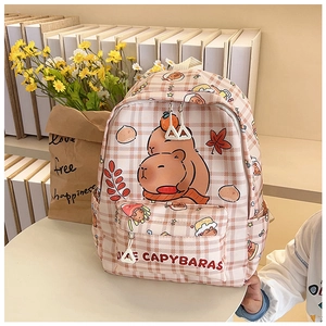 Dettaglio zaino bimbi a quadretti rosa con stampa capibara animata e tasca anteriore