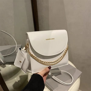 Minimale weiße PU-Leder Umhängetasche mit goldenen Ketten und kleinem quadratischem Münzfach