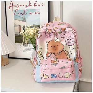 Zaino a cartone animato rosa e blu con grafiche capibara su tavolo bianco