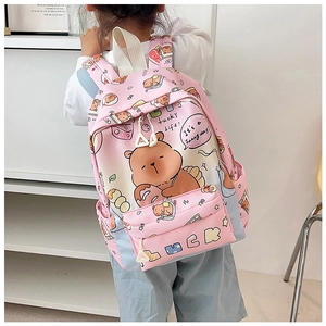 Dettaglio dello zainetto rosa per bambini con orsetto cartone animato indossato da un bimbo