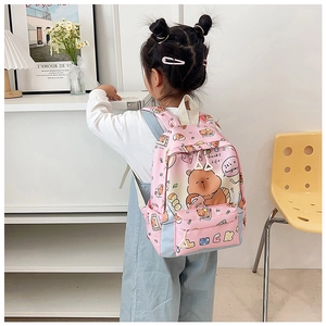 Zainetto rosa per bambini con orsetto e ciambelle indossato da una modella