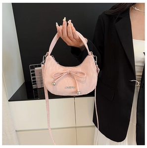 Détail du sac demi-lune rose avec nœud papillon, perle argentée et logo JINGPIN