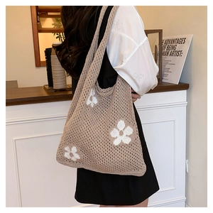 Sac fourre-tout beige au crochet avec motifs floraux blancs et détails en maille ajourée