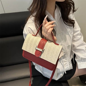 Elegante borsa a tracolla intrecciata rosso e beige con fibbia in metallo dorato