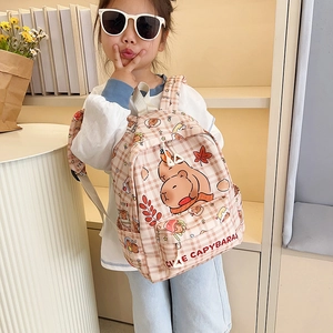 Zaino leggero per bambini con simpatici capibara e motivi a quadretti colorati
