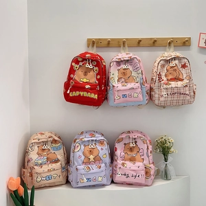 Zaini carini per bambini con cartone animato capibara in vari colori in fila