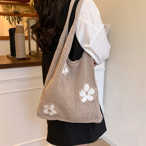 Sac fourre-tout en tricot chic avec motifs de fleurs blanches en beige et marron