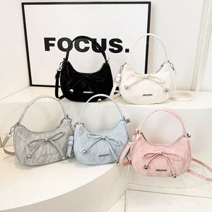 Sacs à bandoulière demi-lune pour femmes avec nœud en cinq couleurs et texture gaufrée