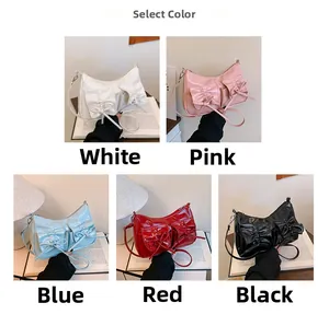 Détail de cinq sacs à bandoulière à nœud papillon en blanc rose bleu rouge et noir