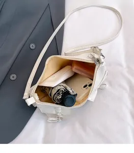 Vue de dessus de l'intérieur du sac blanc à nœud montrant sa grande capacité de rangement
