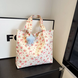 Sac Cabas en Toile Florale de Grande Capacité Sac à Épaule Imprimé Mode pour Femmes Sac à Main Esthétique de Style Coréen Avec Pendentif Étoile