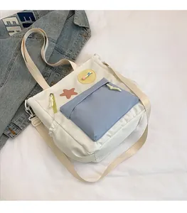 Flachbild der Canvas-Tragetasche mit Sternen-Patch und blauen Kontrasttaschen auf Stoff