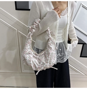 Borsa tote floreale con manici a volant e un fiocco decorativo sulla parte bassa