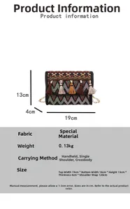Détail d'un sac ethnique à pompons avec dimensions 19x13x4 cm et bandoulière chaîne