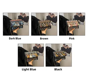 Vue détaillée des sacs à bandoulière ethniques colorés en cinq options de couleurs tendance