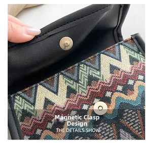 Détail de la fermeture magnétique sur sac à bandoulière tissé ethnique
