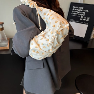 Borsa a spalla a mezzaluna floreale con tracolla arricciata e motivo a fiori gialli