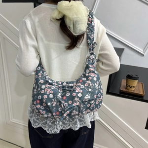 Grande borsa tote grigio scuro con motivo floreale rosa e tracolla ampia da donna