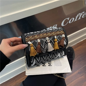 Sac bandoulière tissé ethnique avec pompons colorés et bandoulière chaîne dorée élégante
