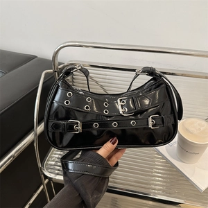 Minimalistische zwarte lakschouder tas met punk oogjes bandjes en zilveren rits details