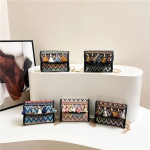 Petits sacs bandoulière ethniques avec motifs géométriques, pompons et chaînes dorées