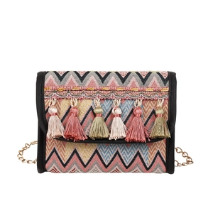Sac bandoulière bohème ethnique avec tissage zigzag coloré et pompons multicolores