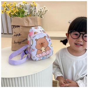 Detail einer lila Canvas-Capybara-Brusttasche für Kinder mit süßem Cartoon-Muster