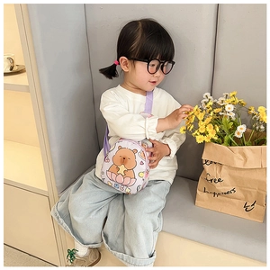 Detail einer lila Capybara Brusttasche für Kinder mit Lucky-Motiv und Trageriemen