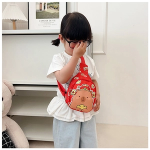 Detail der roten Kinder-Brusttasche aus Canvas mit festlichem Cartoon-Wasserschwein-Motiv