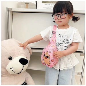 Detailansicht der pinkfarbenen Kinder-Brusttasche mit verstellbarem Gurt für Mädchen