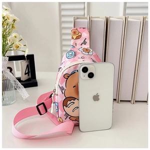 Rosa Kinder-Brusttasche mit Bärenmotiven neben einem Handy zum Größenvergleich