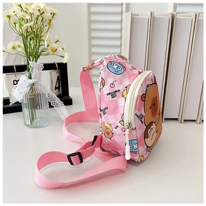 Detailansicht der rosa karierten Brusttasche mit Bärenmotiv und verstellbarem Gurt für Kinder