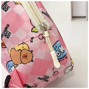Detail der rosa karierten Kinder-Brusttasche mit Capybara-Print und weißem Reißverschluss