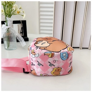 Nahaufnahme der rosa karierten Capybara Brusttasche mit verstellbarem Gurt für Kinder