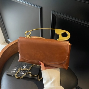 Borsa a tracolla in pelle marrone con manico a clip dorata e tracolla a catena