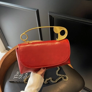 Piccola borsa rossa con patta e manico a spilla da balia dorata con tracolla a catena