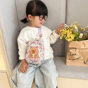 Süße Capybara Kinder-Brusttasche in Creme mit lila Gurten für Jungen und Mädchen